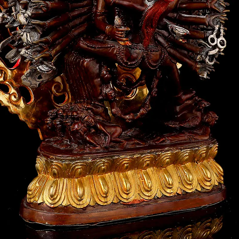 Статуя Будды Ваджра в дауиде сделана из чистой меди антикварного цвета