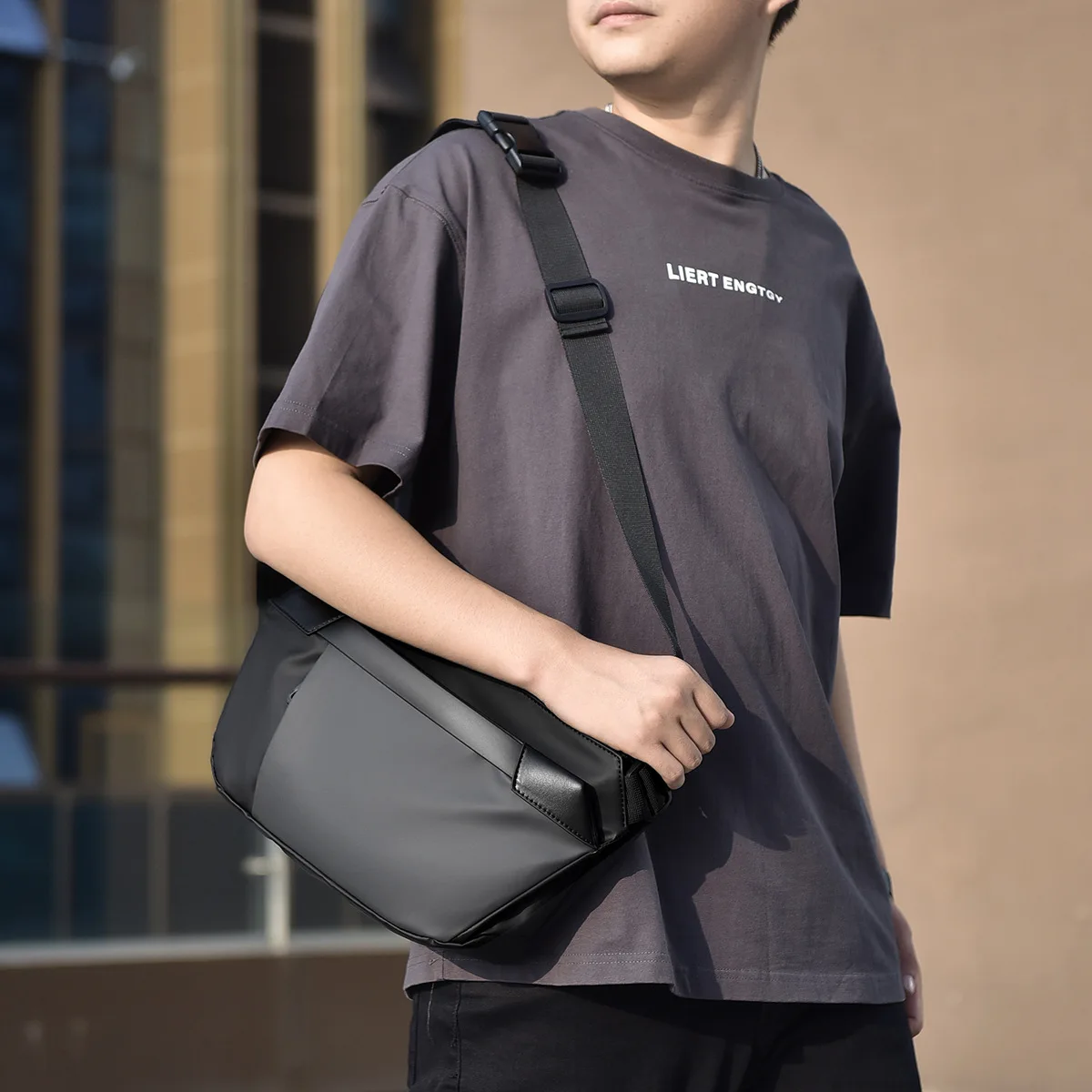 Вместительная крутая нагрудная сумка для мужчин функциональная тактическая