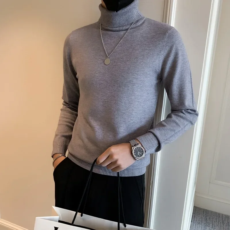 Мужской трикотажный свитер однотонный облегающий с двумя складками и высоким