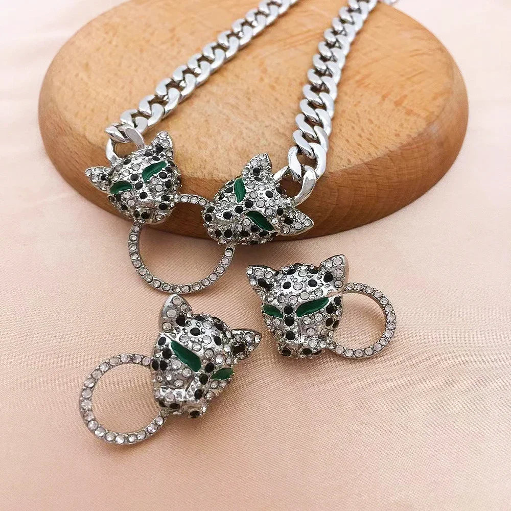 Женское ожерелье с леопардовым рисунком