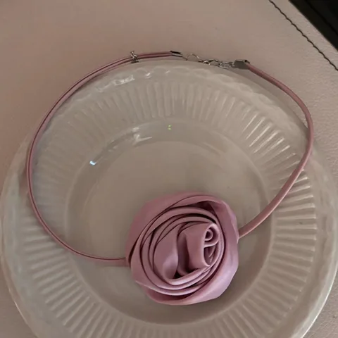 Черное ожерелье-роза