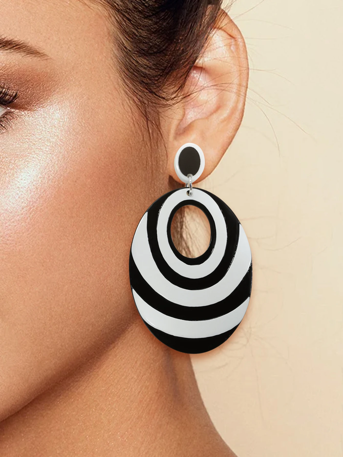Элегантные Черно-белые Овальные Висячие Серьги С Полосатым Дизайном