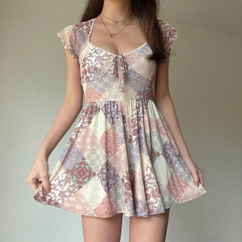 

Женское мини-платье с коротким рукавом, V-образным вырезом и графическим принтом