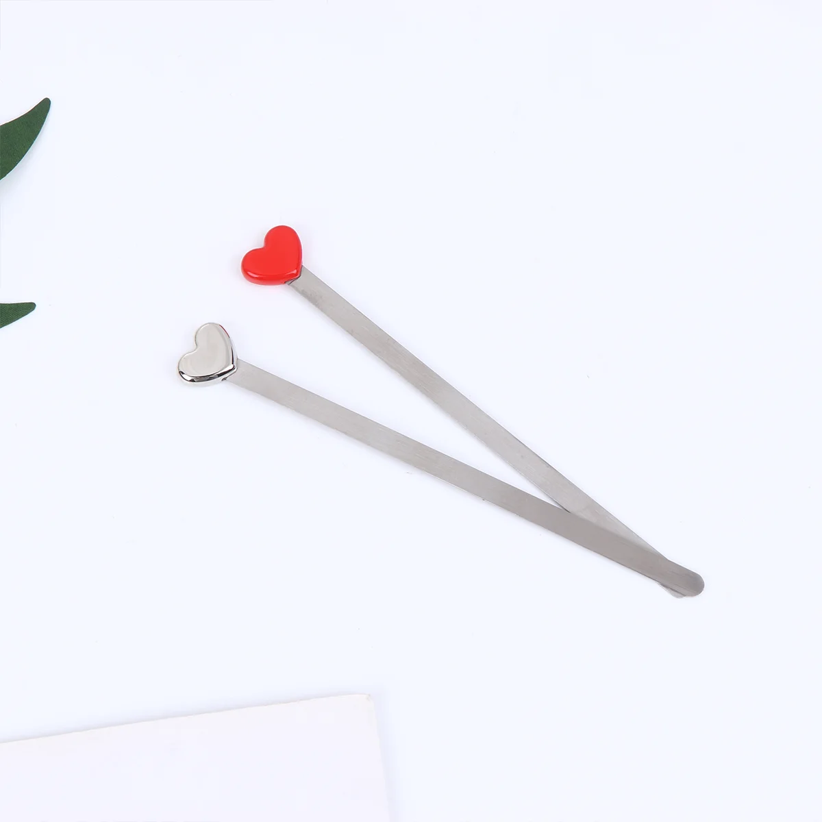 

2pcs Creative Heart Shaped Metal Pendant Beautiful Cool Book Page Mark Student Stationery School Supplies (Red and
