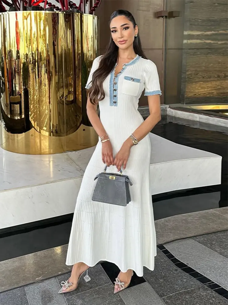 Женское джинсовое трикотажное платье с v-образным вырезом