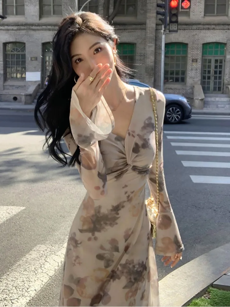 Осенние новые платья-миди с принтом для женщин расклешенным рукавом V-образным