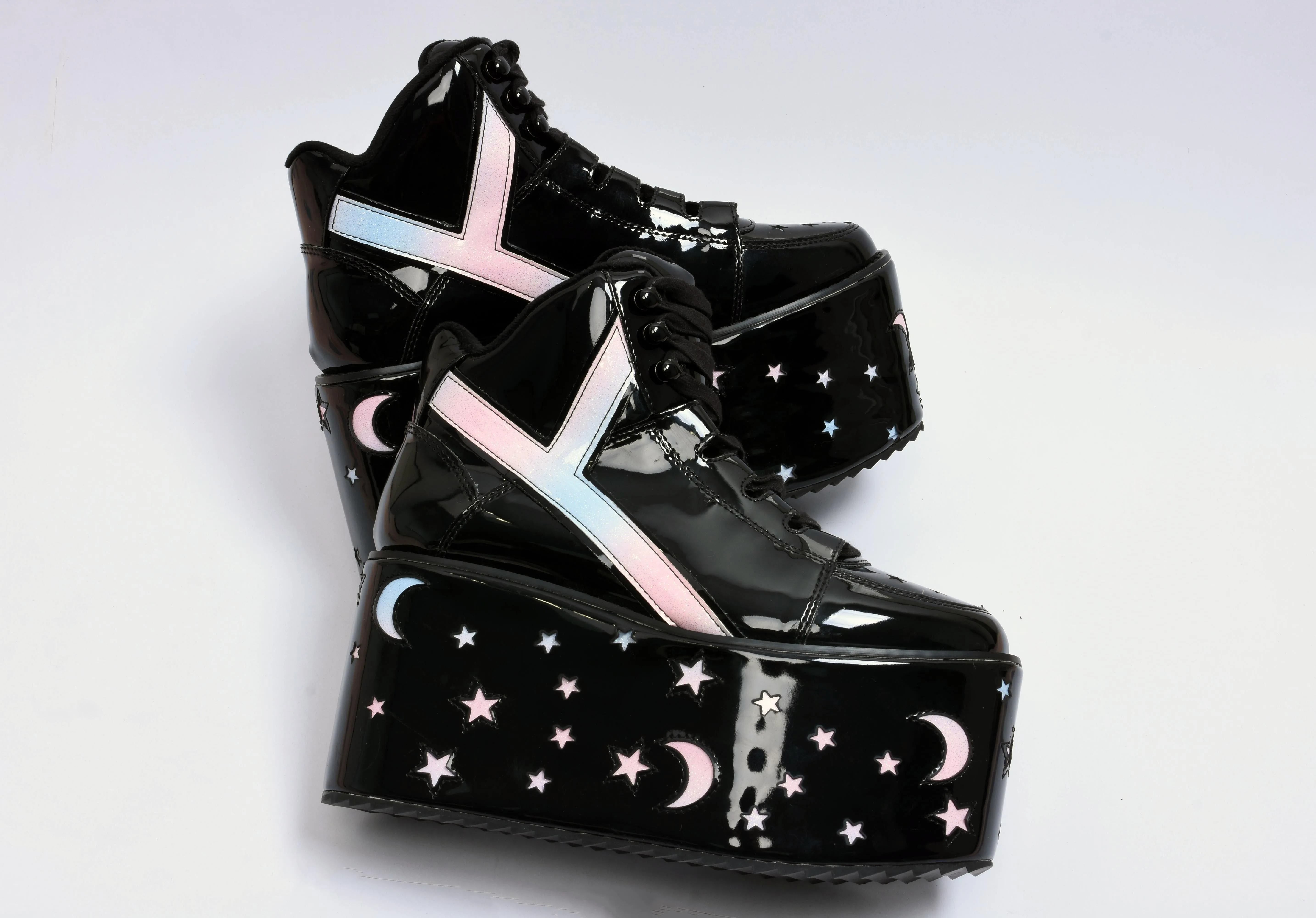 

Женская обувь из лакированной кожи, на толстой подошве