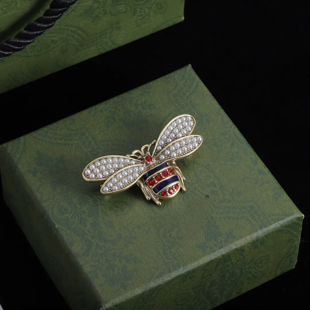 

European and American fashion unique exquisite bee brooch