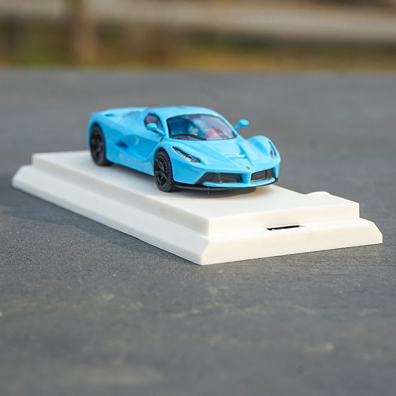 

Модель автомобиля из сплава 1:64 La
