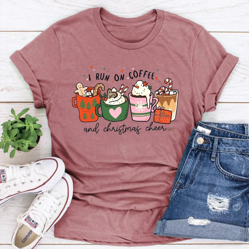 

I Run on Coffee and Christmas Cheer Shirt, веселая Рождественская футболка, Рождественская Эстетическая одежда, милая кофейная фотография