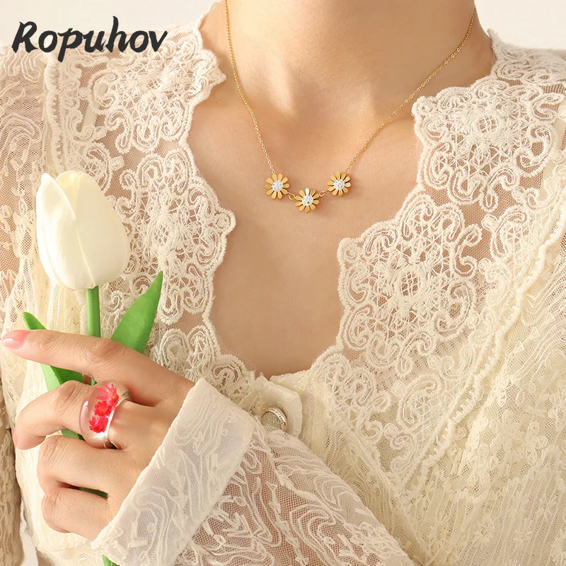 

Ropuhov Woman New South Korea Simple Geometry Three Little Daisies Flower Pendant Sweet Necklace Raw Collarbone Neck Chain
