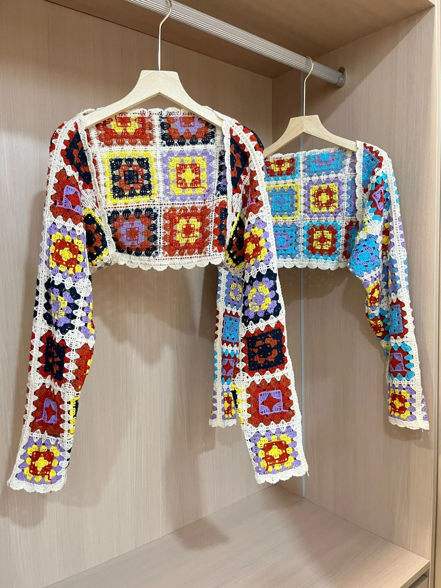 Женский короткий свитер в клетку с круглым вырезом и длинным рукавом |