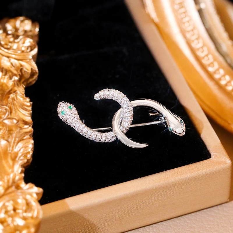 

Silver Double Headed Snake Ladies Elegant Brooch Metal Pins for Backpack Unique Brooches for Women Designer Pin Badges Jewelry