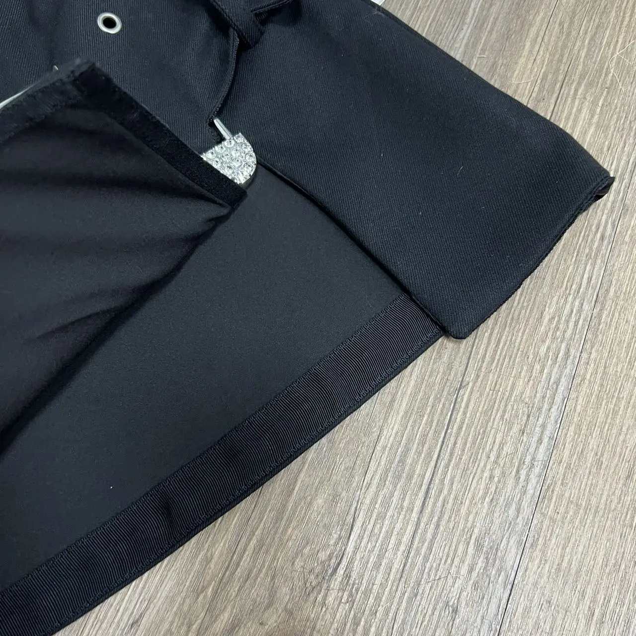 Мини-юбка с пряжкой на талии разрезом |