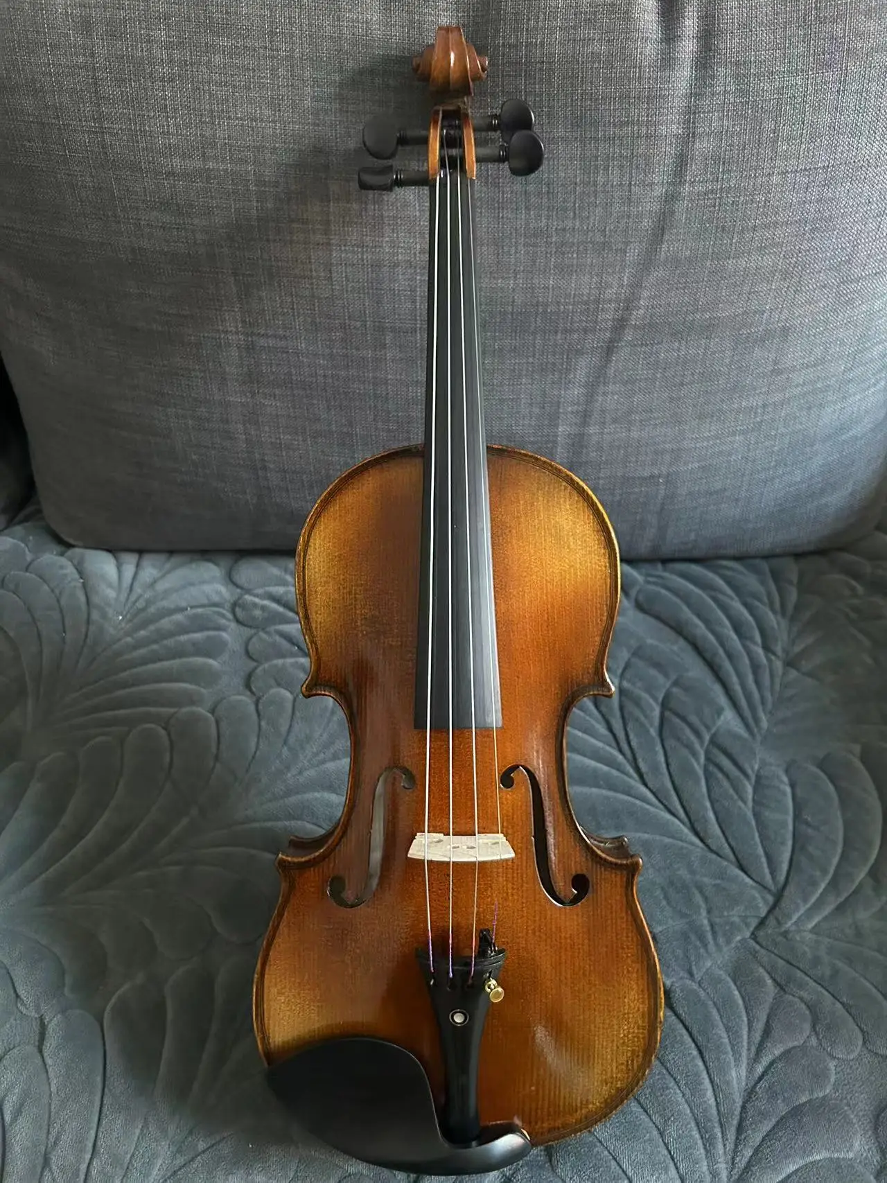 Модель скрипки Stradi 4/4 цельный пламенный клен спинка ель верхняя часть заводская