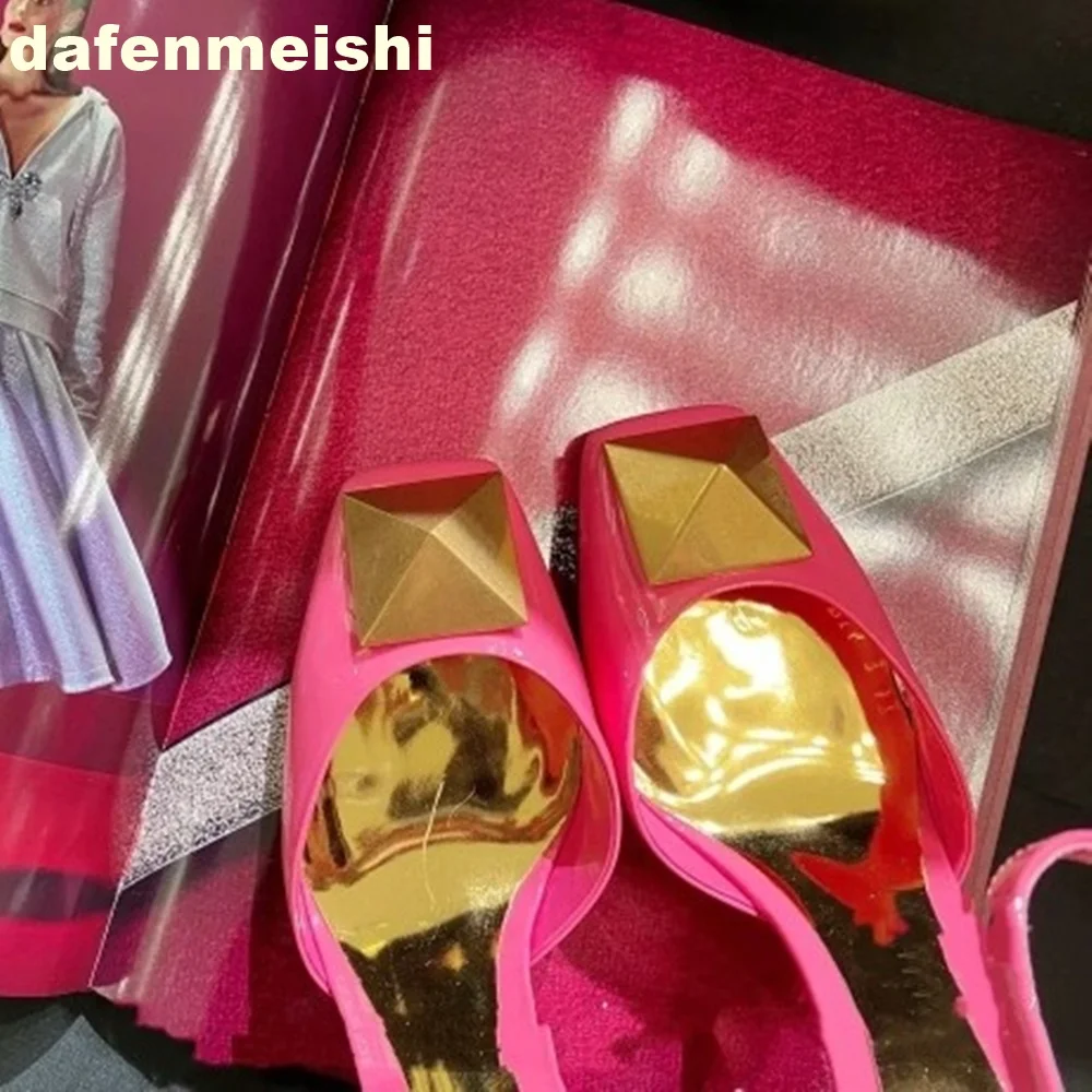 Женские босоножки на квадратном каблуке 8 см сандалии с заклепками и ремешком