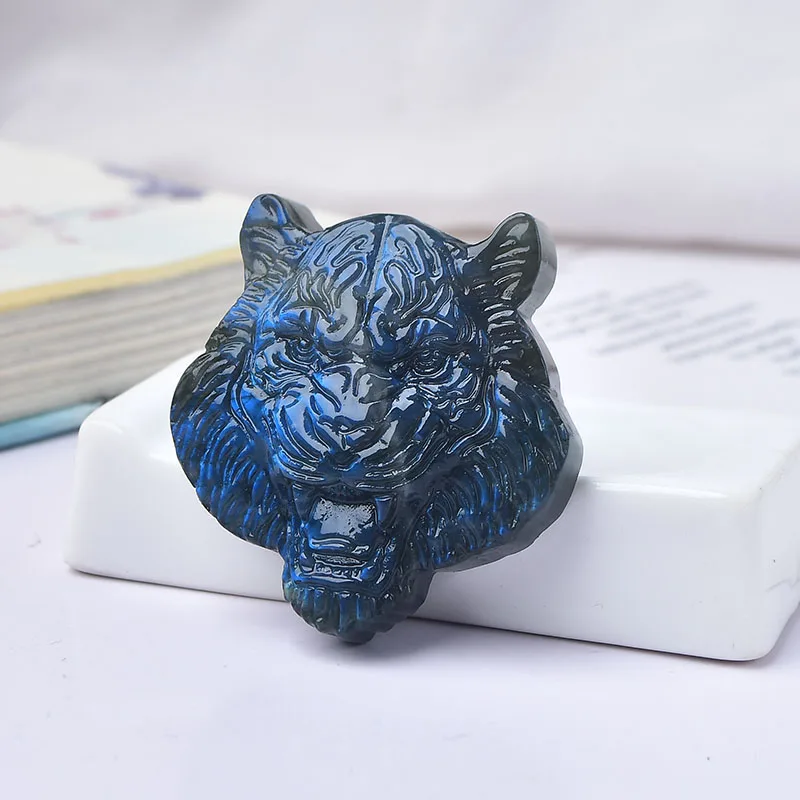 

Кулон из лабрадорита с тигром