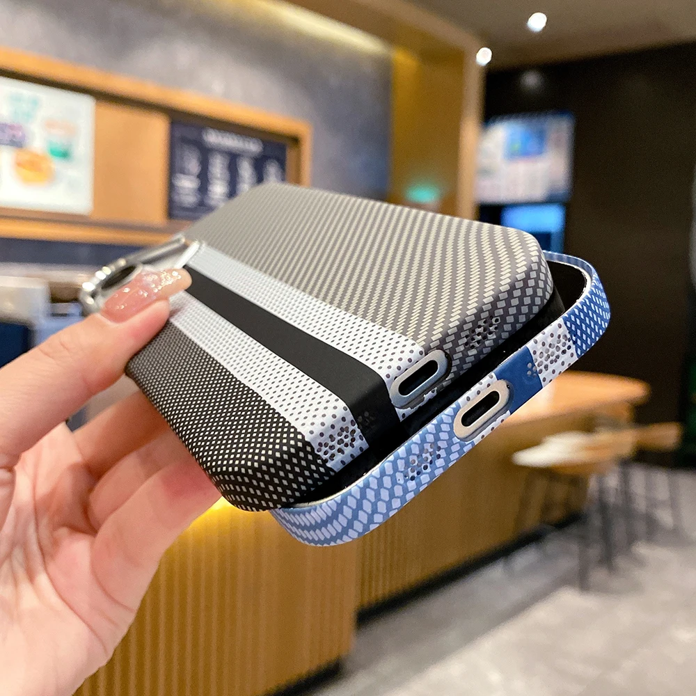 Магнитный чехол из углеродного волокна с рисунком в виде полосатых гор для iPhone 16