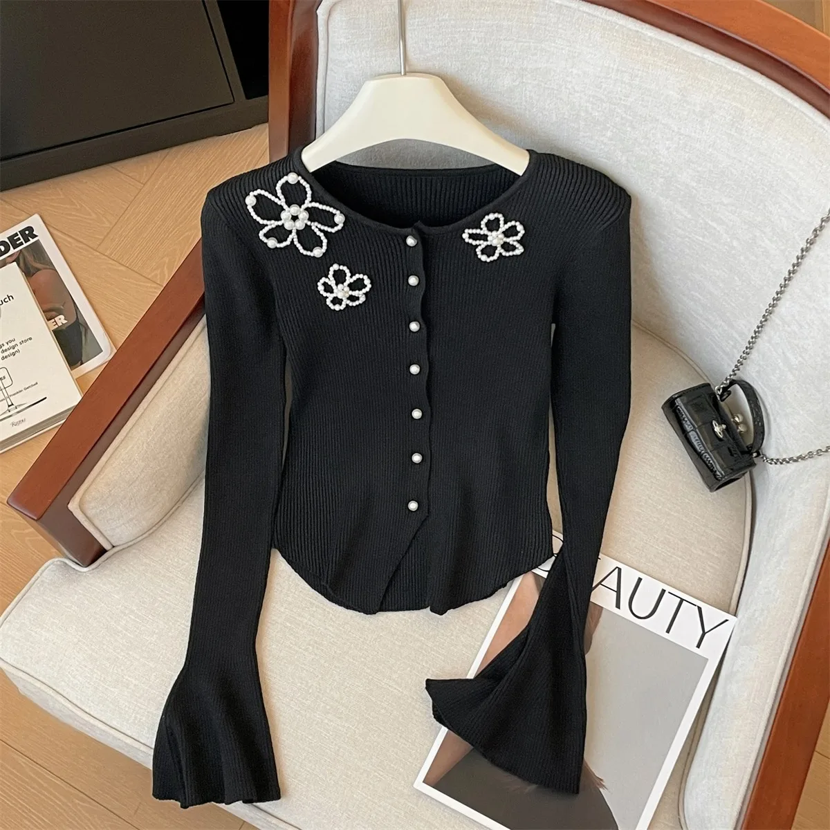 Вязаный кардиган с французскими рукавами и черными бусинами женский дизайн
