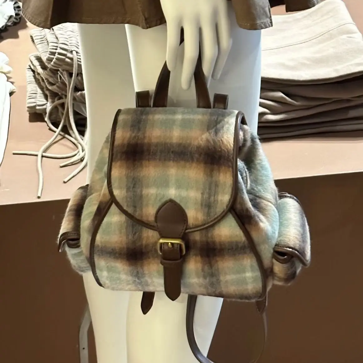 

2023 Autumn Winter New Fashion Gradient Contrast Color Plaid Stripe Plush Backpack Women School Backpack for College Students