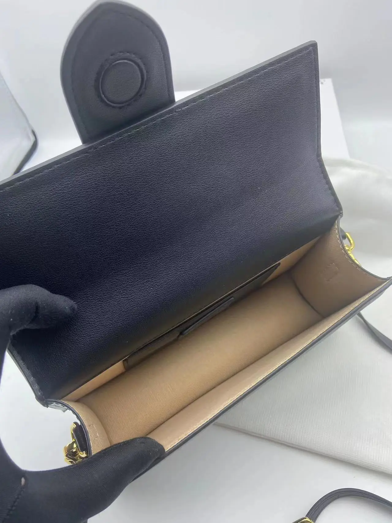 New messenger bag 2023 popular women's hand bag, suede high-quality handbag, advanced design Joker fashion ladies shoulder bag.