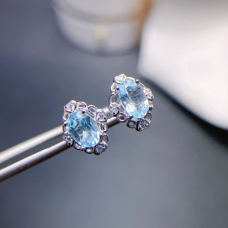 

Женские серьги-гвоздики с натуральным голубым топазом