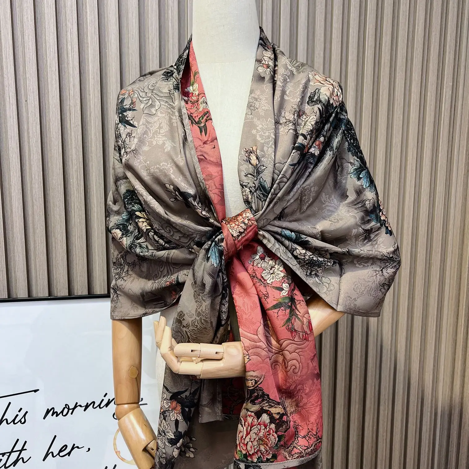 Рисунок 4 - Женский шелковый шарф с цветочным принтом