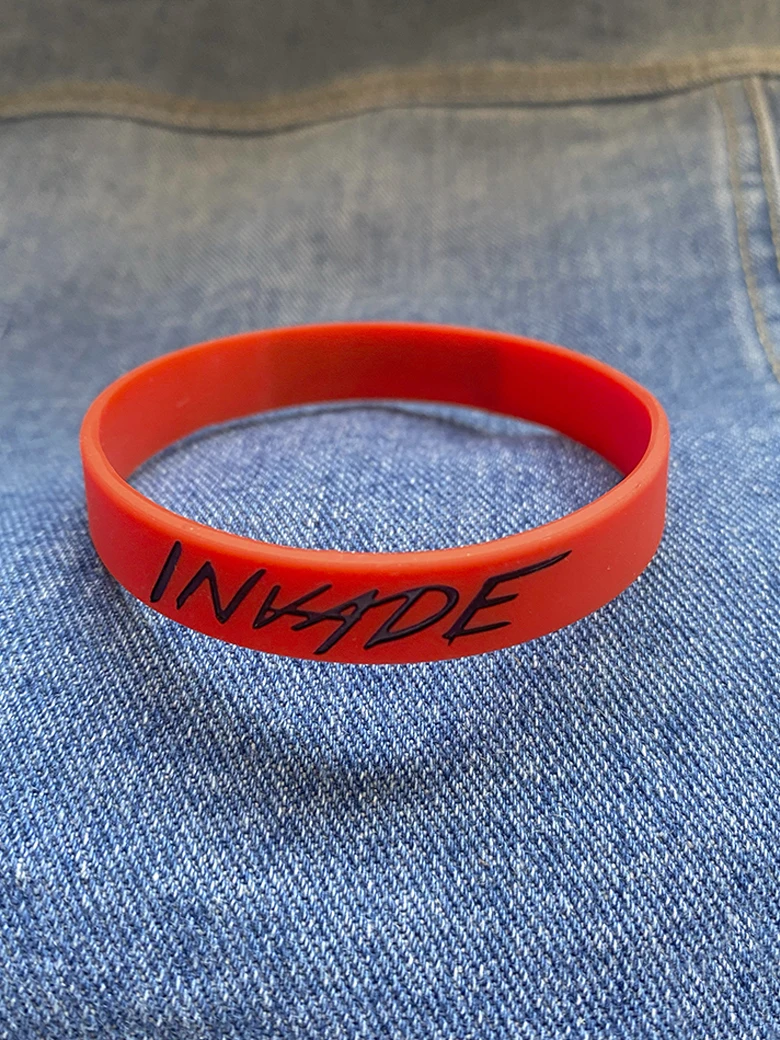 Настраиваемые оранжевые круглые браслеты из ПВХ-силикона с множеством цветов и выдавленным логотипом в большом количестве для клубных спортивных мероприятий.