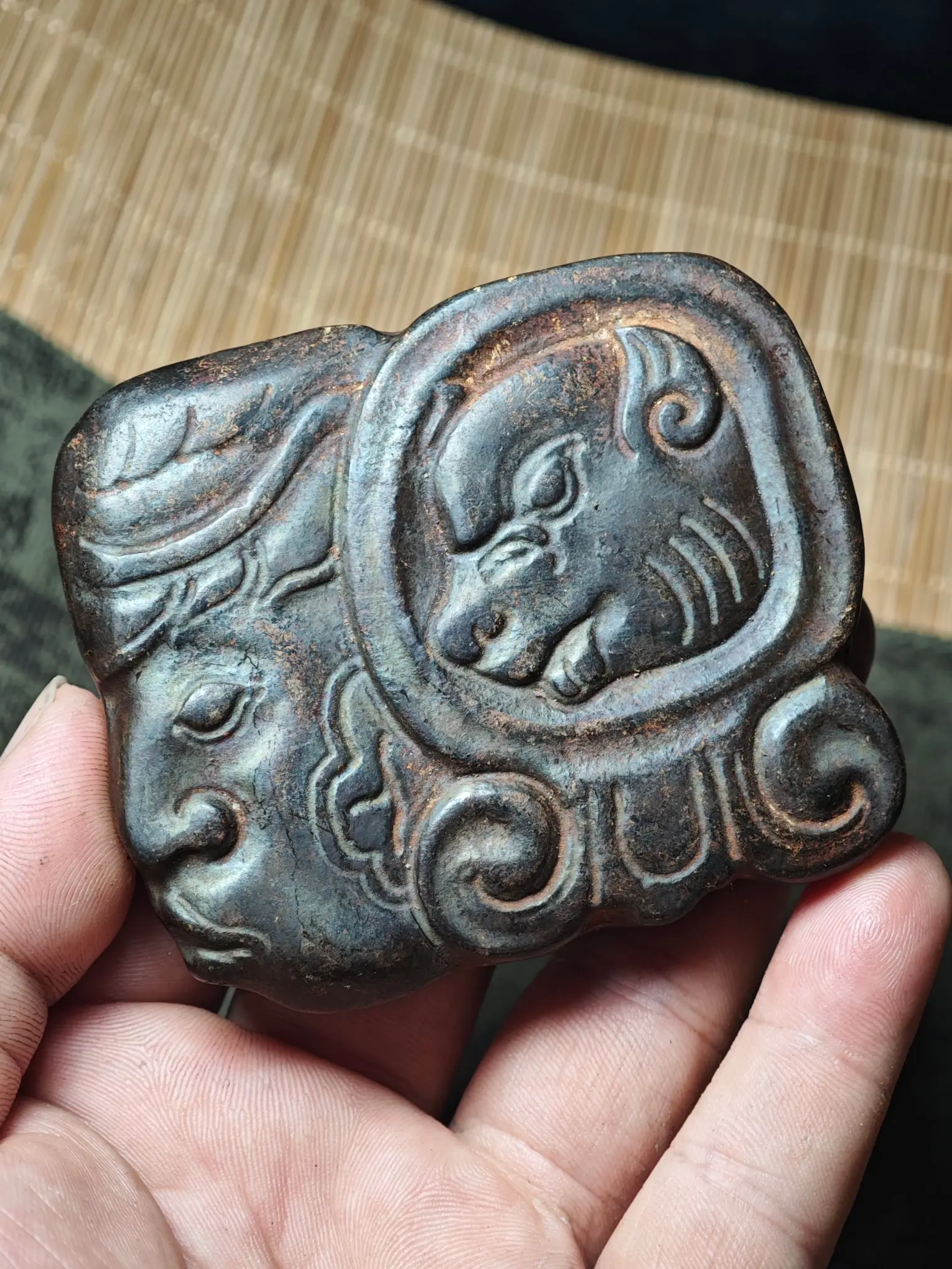 

Античная резная скульптура зверя