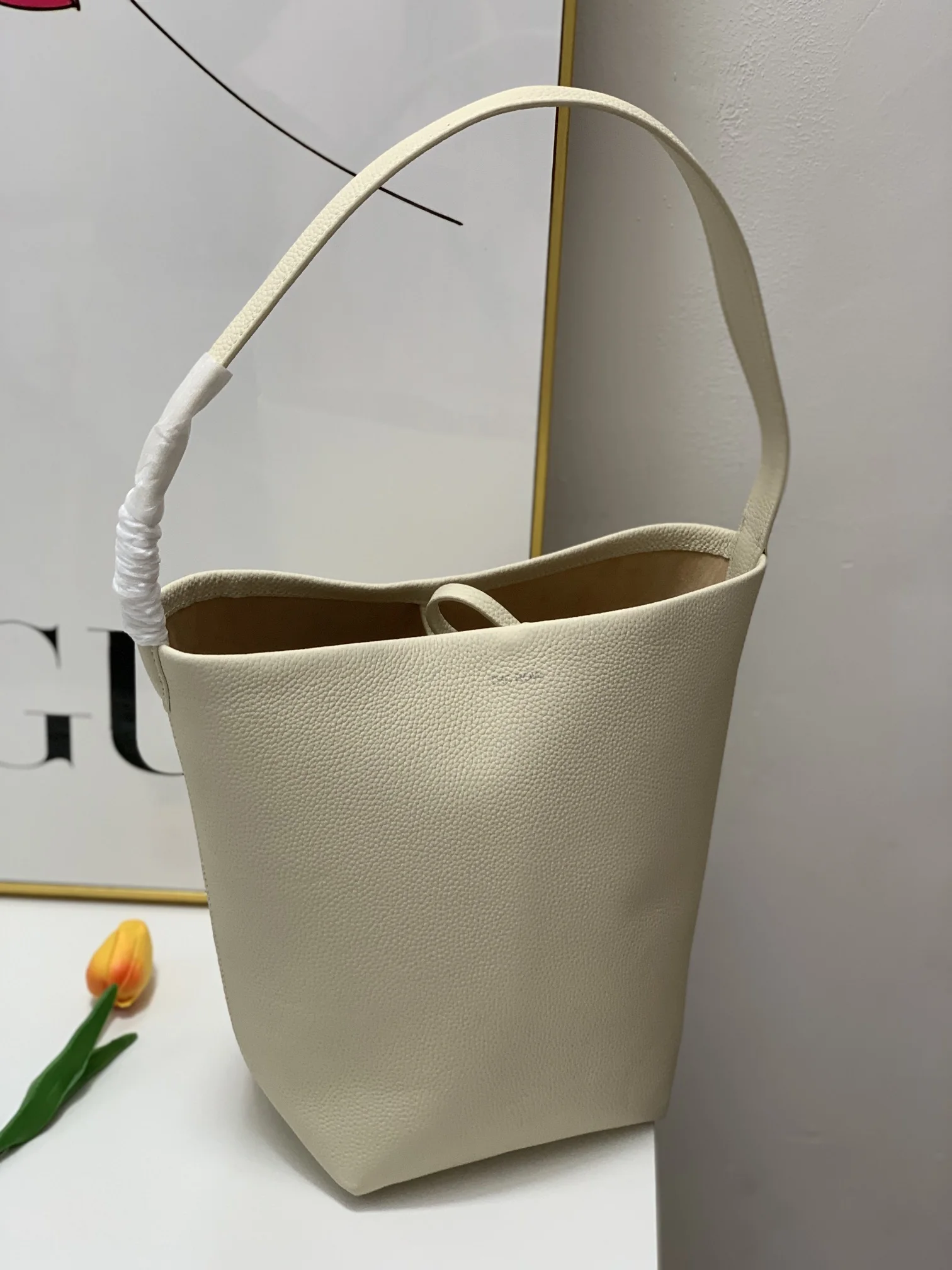 

Luxury, fashion, high -quality ROW bucket shopping bag LCU