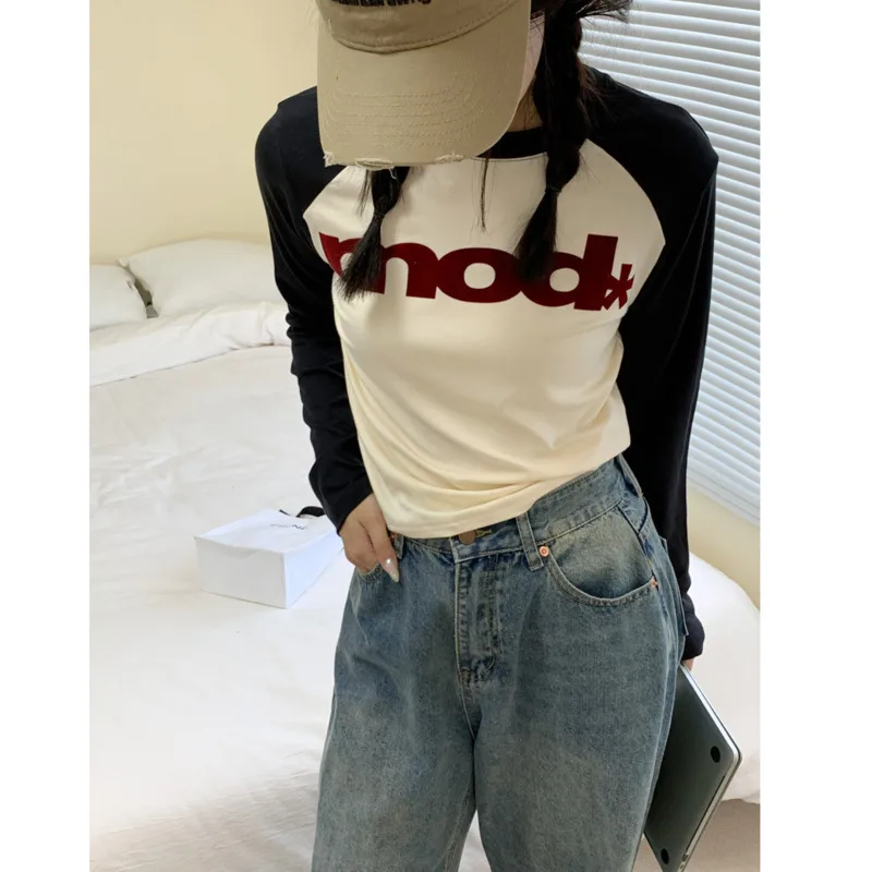 

Женская короткая футболка с рукавом реглан и круглым вырезом