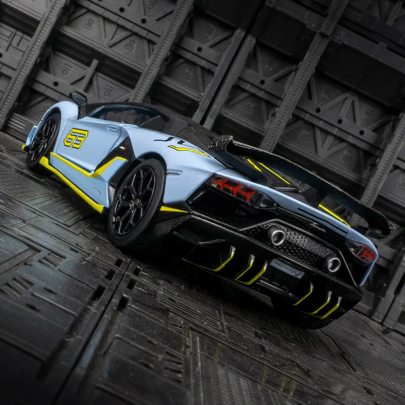 Фото Модель автомобиля Lamborghini Aventador SVJ из сплава металла, масштаб 1:24, с открывающимися дверями с обеих сторон, богатая детализация. №4