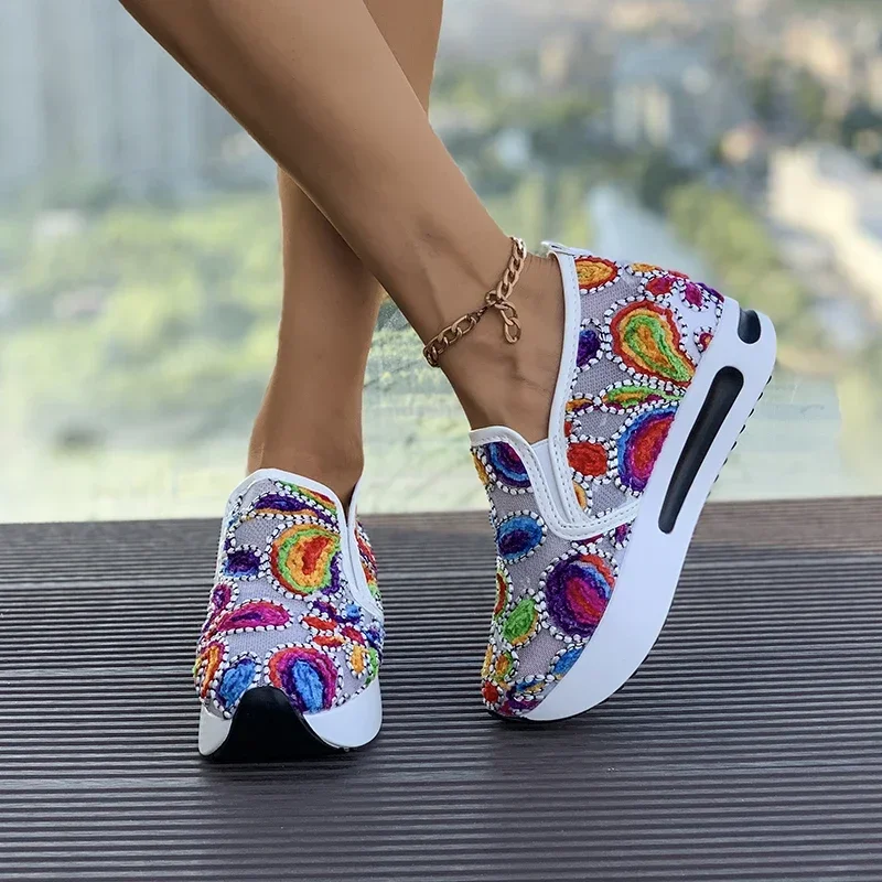 Женские весенне-осенние кроссовки 2024 года с круглым носком и цветочным узором