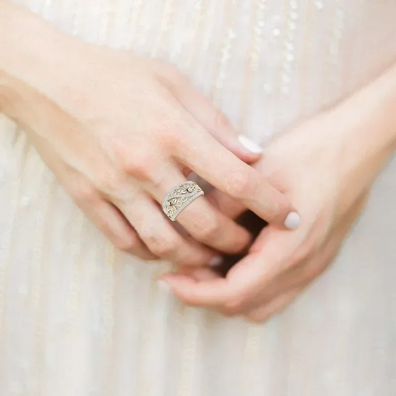 

Vintage Hollow Flower Leaf Diamond Ring Shining Ladies