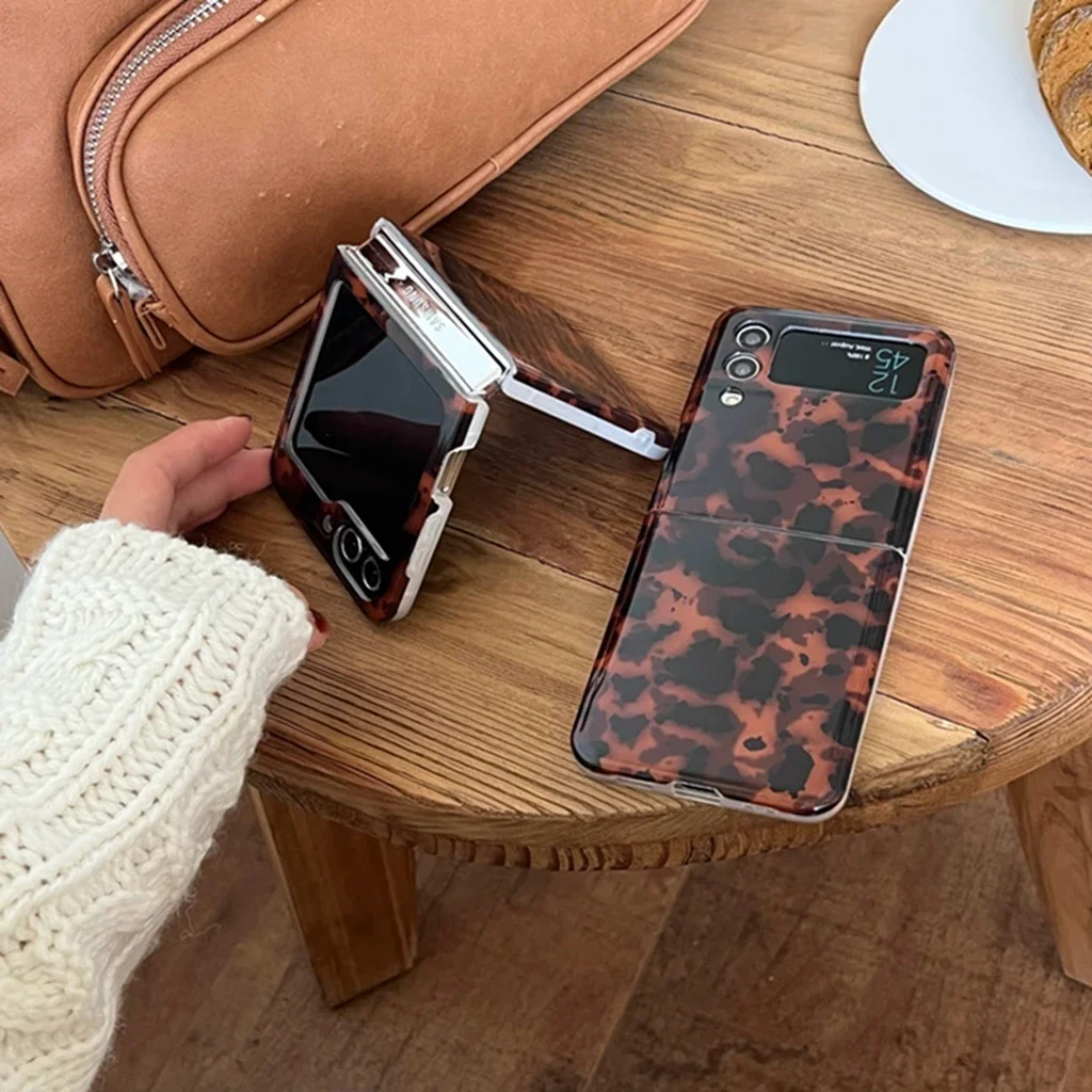 Стильный чехол для телефона в стиле ретро темного цвета с черепаховым из