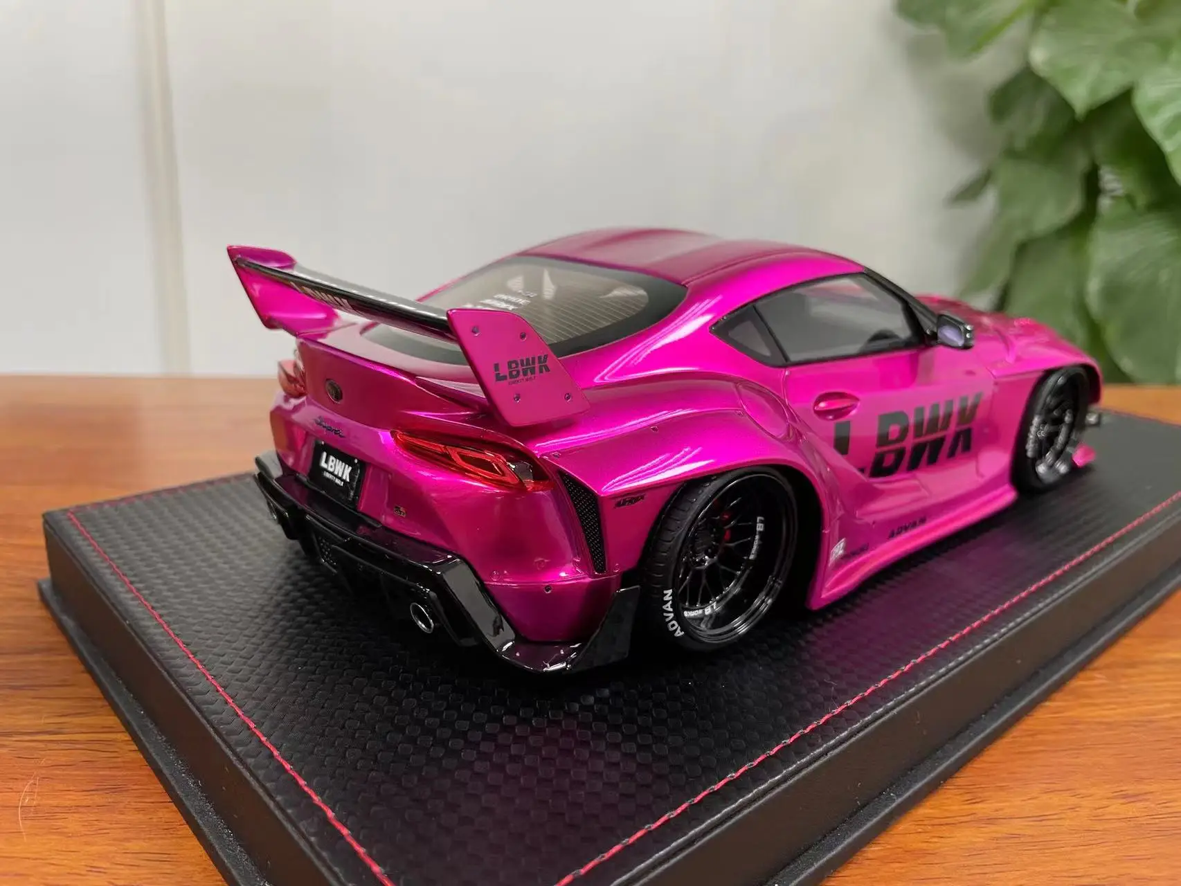 Модель Runner 1/18 LBWK Toyota Supra A90 в электро-оптическом розовом корпусе ограниченная