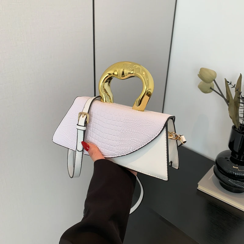 Модная сумка из искусственной кожи с текстурой крокодила и золотой ручкой