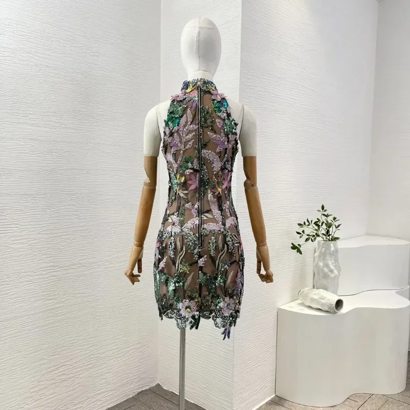 Женское мини-платье с блестками и лямкой на шее