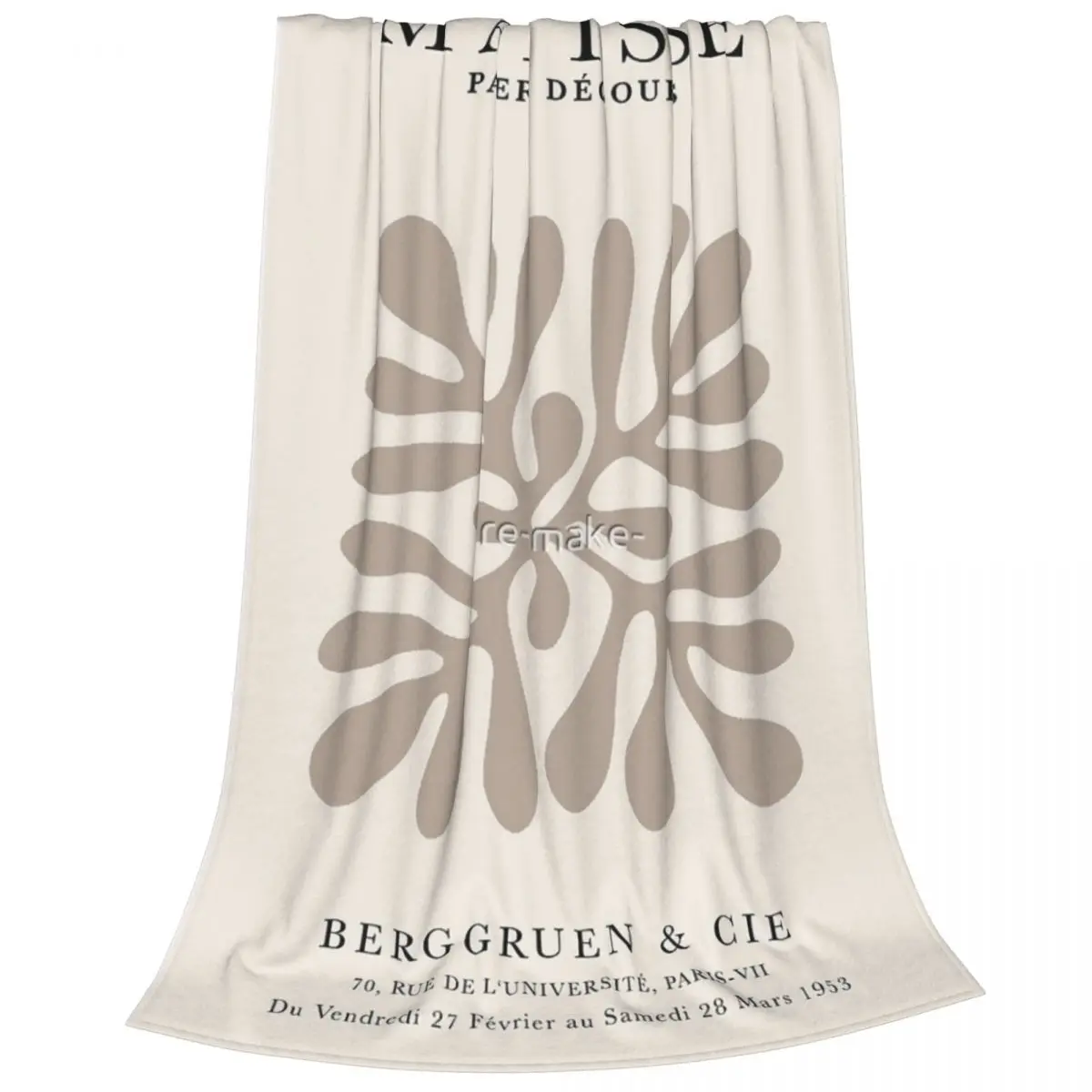 Бумажное покрывало с бежевыми цветами декоративное для кровати бежевого цвета