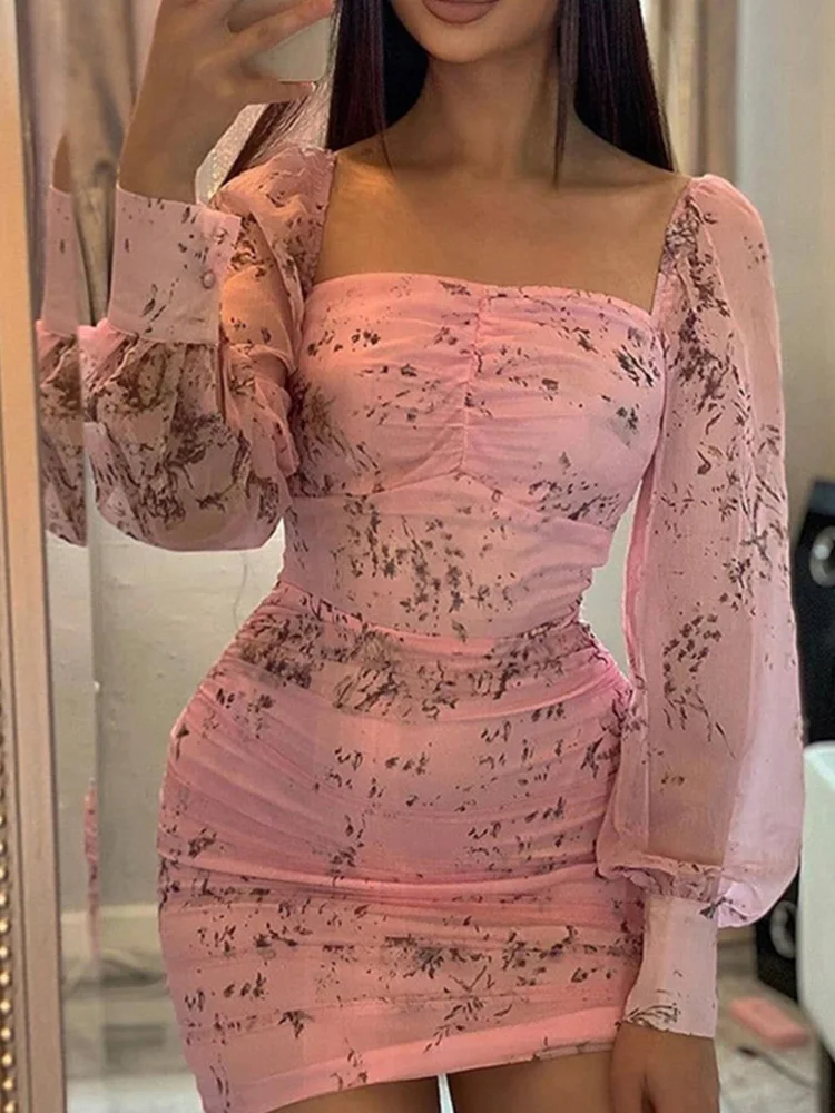 

Женское облегающее мини-платье с длинным рукавом и цветочным принтом