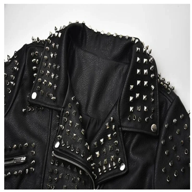 Куртка женская кожаная с заклепками приталенная модная короткая мотоциклетная