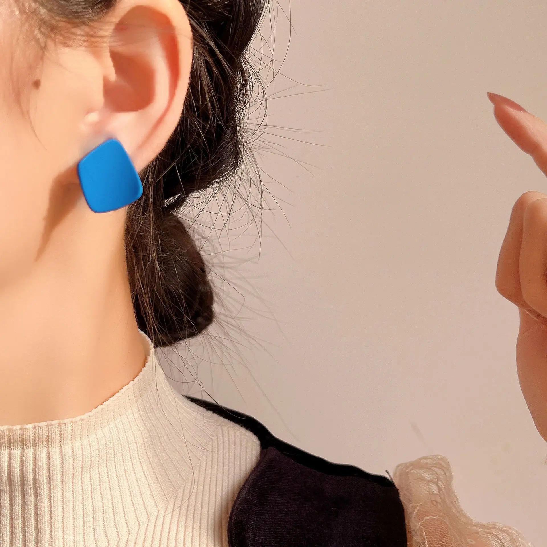 

Classic white blue mosquito coil ear clip without ear hole female simple diamond earrings fashion jewelry gift wholesale hot