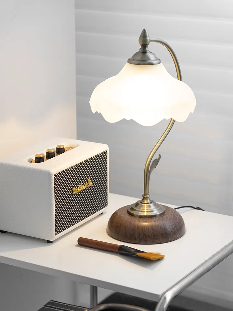 

Chinese style Republic of China wind table lamp, bedside lamp, American style retro lamp, living room, bedroom, study,