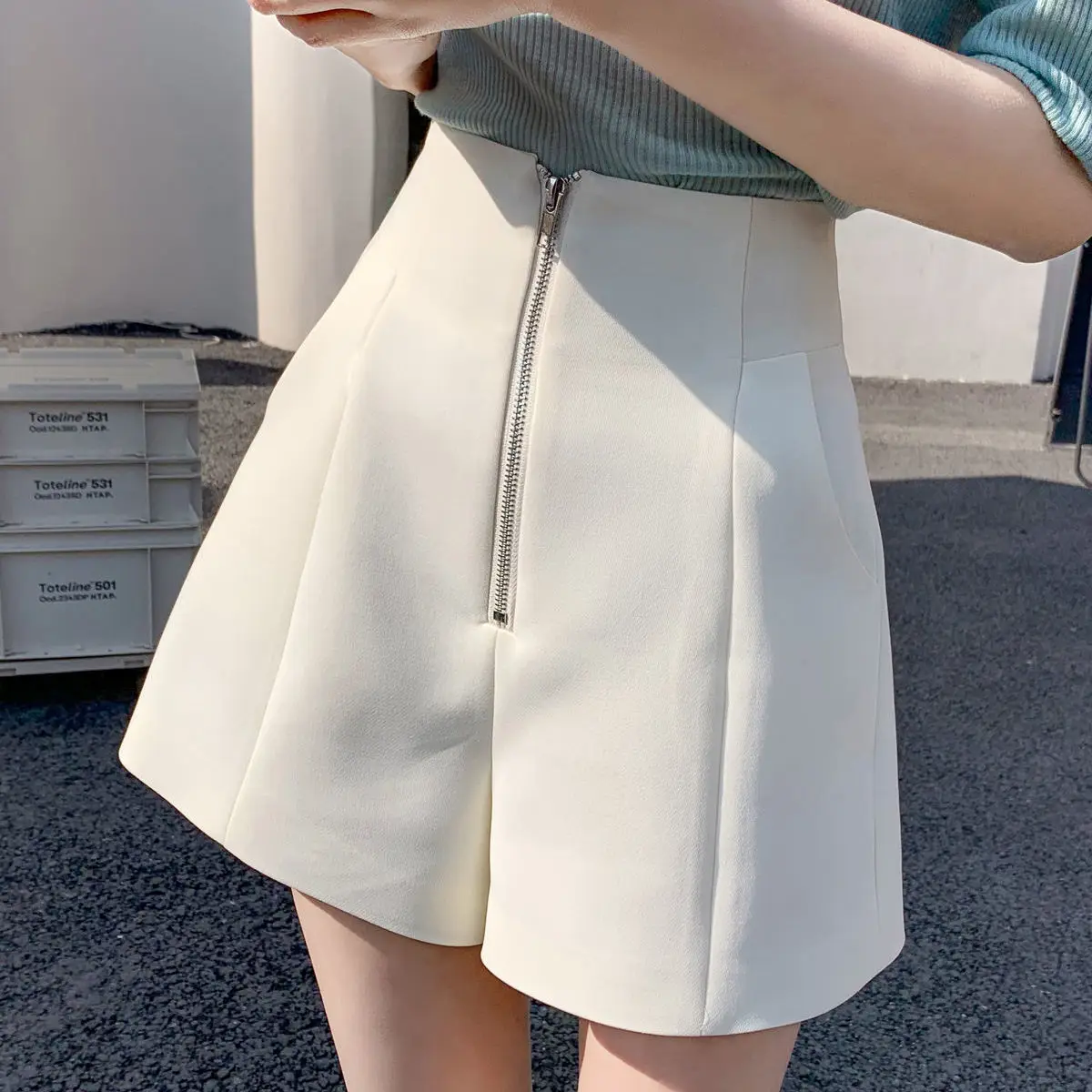 

2022 Women Spring Autumn New Zipper Loose Suit Shorts Female Solid Color Casual Shorts Ladies High Waist Wide-leg Shorts S46