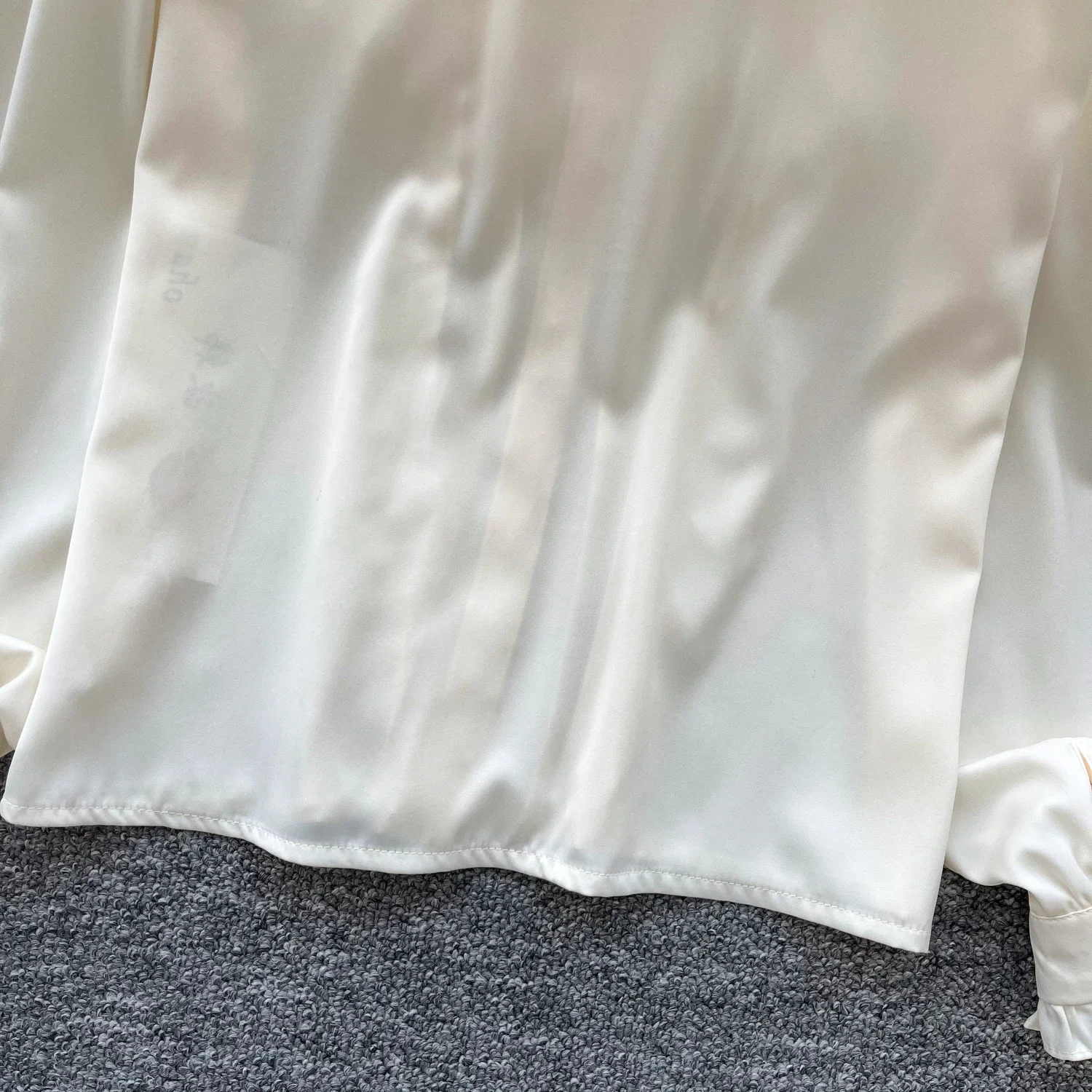 Базовый однобортный атласный топ со шнуровкой и длинными рукавами шикарная