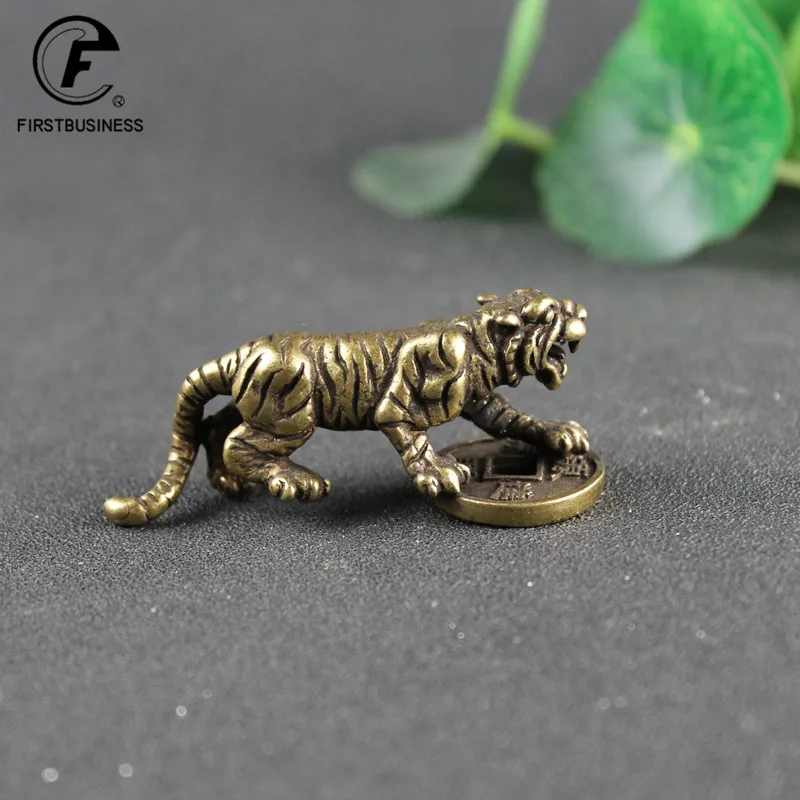 Ретро латунный Счастливый тигр статуэтка шага на монете Миниатюрный стол