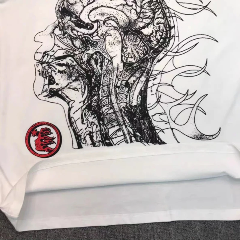 Красно-белая футболка с принтом букв Hellstar графическим рисунком и боковой