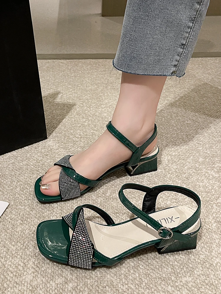 

Сандалии женские кожаные на квадратном каблуке, с ремешком и пряжкой