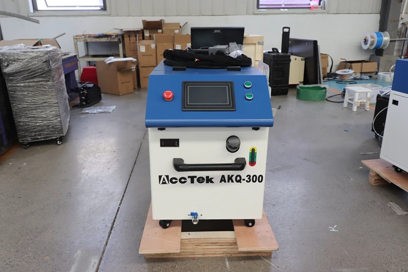 2024 AccTek Маленькая портативная импульсная лазерная чистящая машина AKQ-100/200 300 Вт 500