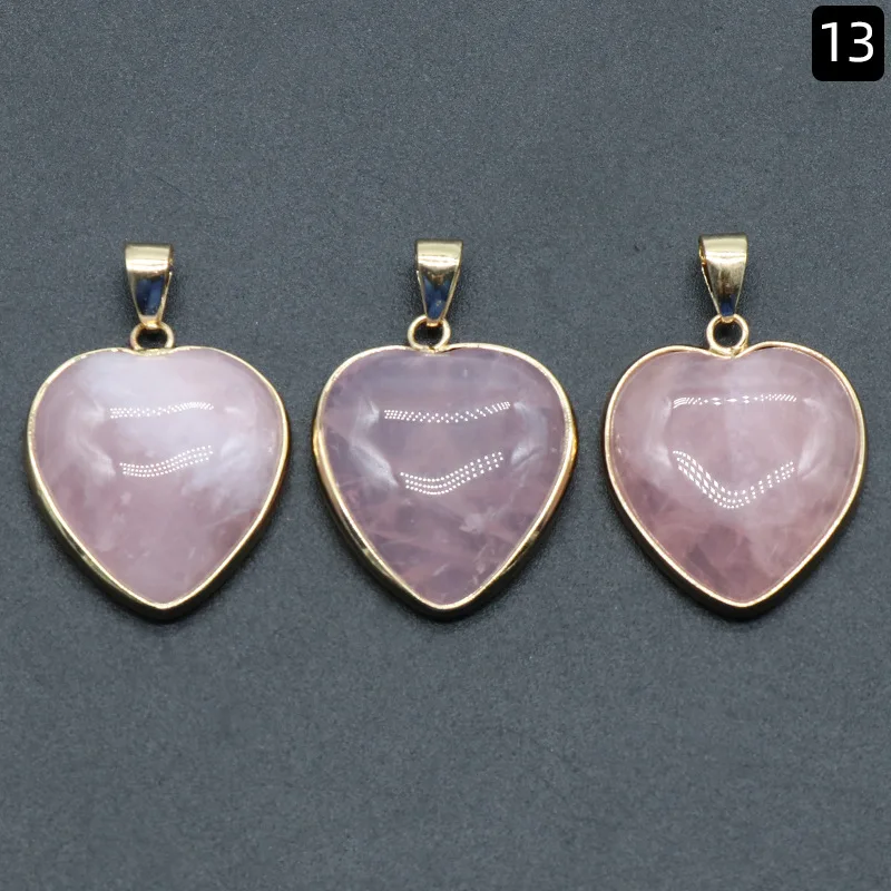 

Натуральный кристалл в форме сердца с золотыми краями подвеска